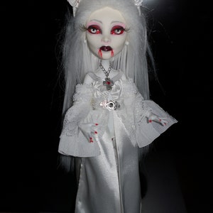 Monster High Doll repainted SPECTRA Vonderghost Vampire Queen white - red