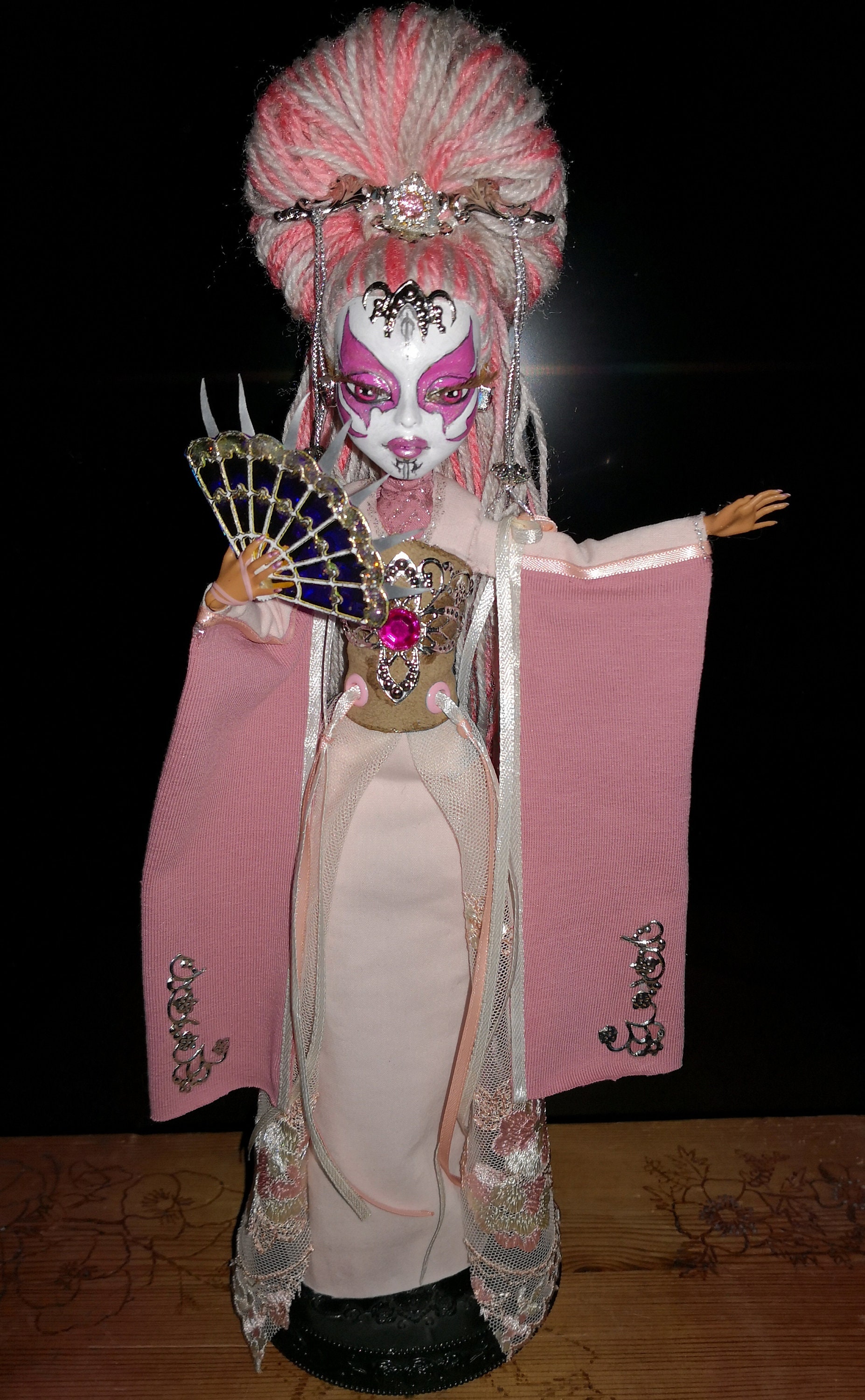 CANDI DOLL Cheveux noirs longs + 2 Kimonos OOAK