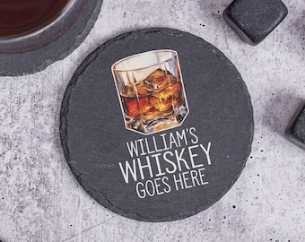 Può includere: Sottobicchiere in ardesia nera con un'illustrazione di un bicchiere di whisky e il testo "William's Whiskey Goes Here".