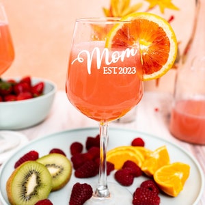 Mom Gift, New Mom Gift, Mother To Be, Mom Wine Glass, Mom Glass, Mom Est, Pregnancy Announcement, First Time Mom Glass, Mama, Mommy, Mimi