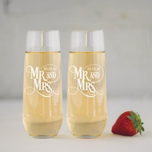 Wedding Champagne Flutes Set of 2, Bride and Groom Champagne Glasses, Wedding Gifts, Wedding Glass Set, Mr and Mrs Glasses, Toasting Flutes