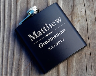 Può includere: Fiaschetta in metallo nero con tappo argentato e testo inciso che recita "Matthew Groomsman 5.11.2017".