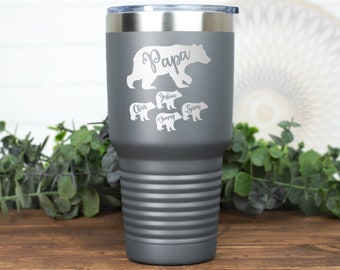 Puede incluir: Un vaso de acero inoxidable gris con un diseño de oso y cachorros. El texto "Papa" está grabado en el vaso, junto con los nombres "Chris", "Joshua", "Tommy" y "Sam".