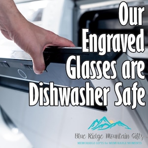 Op de afbeelding: Een hand opent een vaatwasser. De tekst luidt: "Onze gegraveerde glazen zijn vaatwasserbestendig." Daaronder staat het logo van Blue Ridge Mountain Gifts.