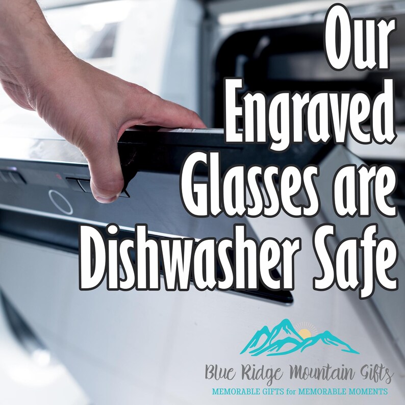 Op de afbeelding: Een hand opent een vaatwasser. De tekst luidt: "Onze gegraveerde glazen zijn vaatwasserbestendig." Daaronder staat het logo van Blue Ridge Mountain Gifts.
