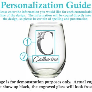 Puede incluir: Una copa de vino de vidrio transparente con un dise&ntilde;o personalizado. El dise&ntilde;o presenta un adorno floral y la letra "C" con el nombre "Catherine" debajo.
