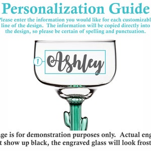 Op de afbeelding: Een helder glazen margarita-glas met een cactussteel. Het glas heeft een gepersonaliseerde inscriptie met de tekst "Ashley".