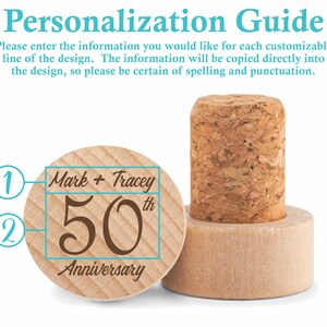 Puede incluir: Un tap&oacute;n de botella de madera con una inscripci&oacute;n personalizada. La inscripci&oacute;n dice "Mark + Tracey 50th Anniversary".