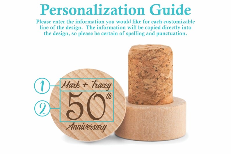 Puede incluir: Un tap&oacute;n de botella de madera con una inscripci&oacute;n personalizada. La inscripci&oacute;n dice "Mark + Tracey 50th Anniversary".