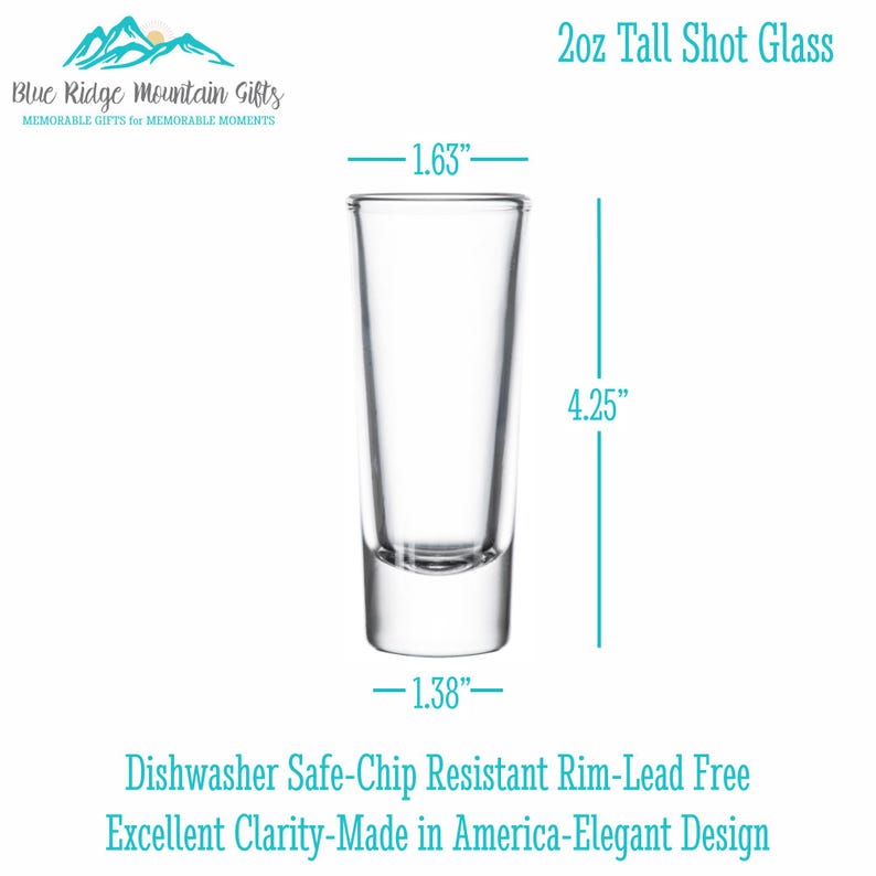 Op de afbeelding: Een helder 2oz shotglas, ongeveer 4,14 cm breed en 10,8 cm hoog. De basis is ongeveer 3,5 cm breed. De tekst luidt: "Dishwasher Safe-Chip Resistant Rim-Lead Free Excellent Clarity-Made in America-Elegant Design."