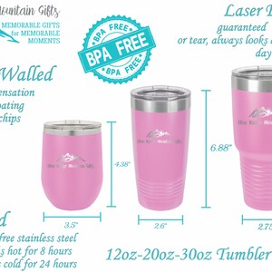 Puede incluir: Tres vasos de acero inoxidable rosa con tapas, que presentan un dise&ntilde;o de cordillera y el texto "Blue Ridge Mountain Gifts". Los vasos son de 12 oz, 20 oz y 30 oz. Los vasos son de doble pared, aislados al vac&iacute;o y sin BPA ni plomo. Los vasos est&aacute;n grabados con l&aacute;ser y garantizan que nunca se desgasten ni se desgarren. Los vasos miden 11,1 cm de alto, 6,6 cm de ancho y 17,5 cm de alto, 7 cm de ancho y 19 cm de alto, 7 cm de ancho.