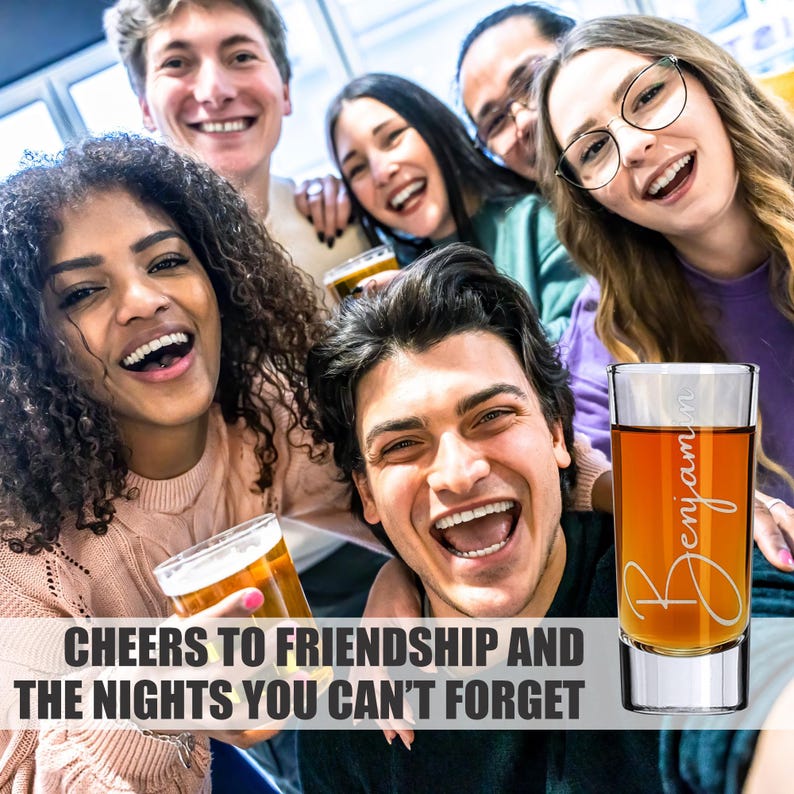 Op de afbeelding: Een groep lachende mensen met drankjes, met een shotglaasje op de voorgrond. Het glas bevat een bruine vloeistof en is voorzien van de tekst "Benjamin". De tekst "Cheers to friendship and the nights you can't forget" staat onderaan.
