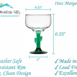 Op de afbeelding: 16 ounce margarita glas met een cactussteel. Het glas is 15,9 cm hoog en 10,5 cm breed. Het is vaatwasmachinebestendig, schilferbestendig en gemaakt in Amerika.