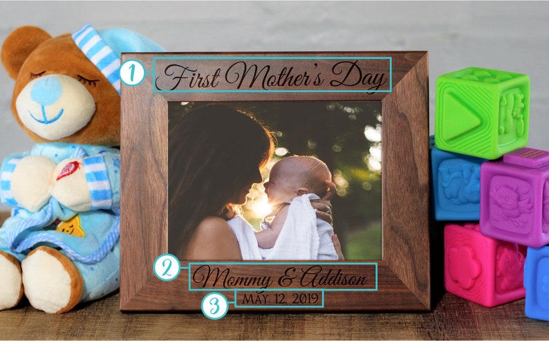 Pu&ograve; includere: Una cornice per foto in legno marrone con una foto di una madre e un bambino. La cornice &egrave; incisa con il testo "First Mother's Day", "Mommy & Addison" e "May 12, 2019".