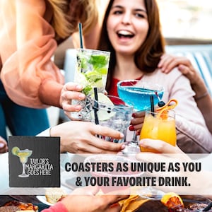 Pu&ograve; includere: Un gruppo di amici brinda con i loro bicchieri. I bicchieri contengono vari cocktail colorati. Un sottobicchiere in ardesia nera con il testo "Taylor's Margarita Goes Here" &egrave; in primo piano. Il testo "COASTERS AS UNIQUE AS YOU & YOUR FAVORITE DRINK." &egrave; visualizzato sotto il sottobicchiere.