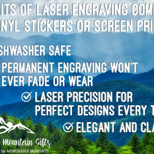 Op de afbeelding: Een afbeelding met een blauwe bergachtergrond en witte tekst die de voordelen van lasergraveren ten opzichte van vinyl stickers of zeefdruk opsomt. De voordelen zijn: Vaatwasserbestendig, Permanente gravure vervaagt of slijt nooit, Laserprecisie voor perfecte ontwerpen elke keer, Elegant en stijlvol. De afbeelding bevat ook de tekst "Blue Ridge Mountain Gifts" en "MEMORABLE GIFTS for MEMORABLE MOMENTS".