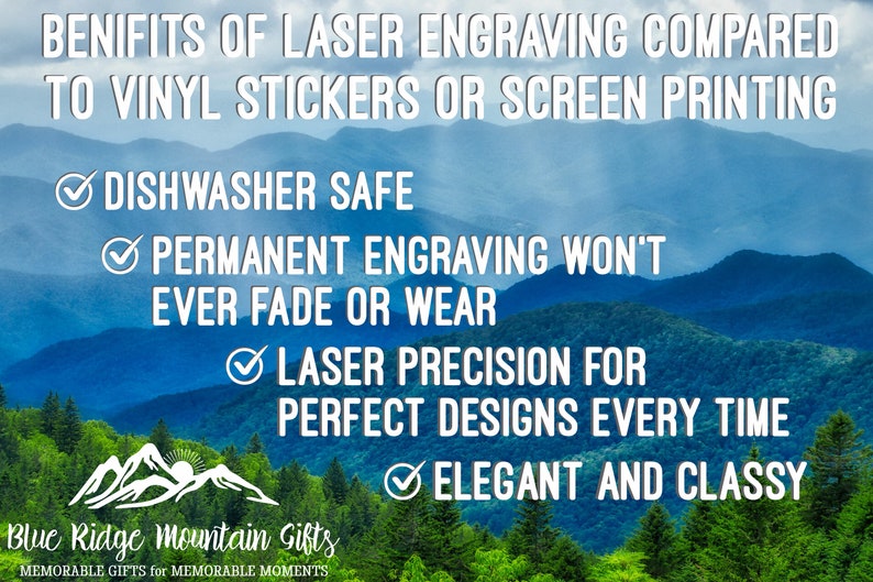 Op de afbeelding: Een afbeelding met een blauwe bergachtergrond en witte tekst die de voordelen van lasergraveren ten opzichte van vinyl stickers of zeefdruk opsomt. De voordelen zijn: Vaatwasserbestendig, Permanente gravure vervaagt of slijt nooit, Laserprecisie voor perfecte ontwerpen elke keer, Elegant en stijlvol. De afbeelding bevat ook de tekst "Blue Ridge Mountain Gifts" en "MEMORABLE GIFTS for MEMORABLE MOMENTS".