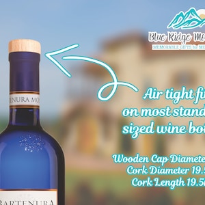 Puede incluir: Un tap&oacute;n de botella de madera con un inserto de corcho. El tap&oacute;n tiene un di&aacute;metro de 28 mm y el corcho tiene un di&aacute;metro de 19,5 mm y una longitud de 19,5 mm. El tap&oacute;n se muestra en la parte superior de una botella de vino azul.