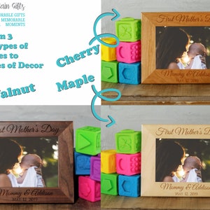 Pu&ograve; includere: Tre cornici per foto in legno di noce, ciliegio e acero. Ogni cornice contiene una foto di una madre e un bambino con il testo "First Mother's Day" e "Mommy & Addison" con una data. Le cornici sono esposte su uno scaffale con blocchi colorati.