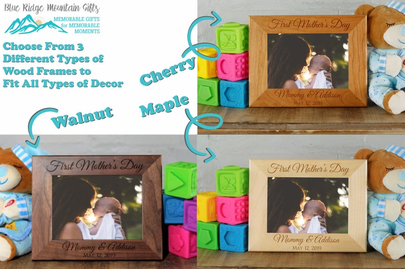 Pu&ograve; includere: Tre cornici per foto in legno di noce, ciliegio e acero. Ogni cornice contiene una foto di una madre e un bambino con il testo "First Mother's Day" e "Mommy & Addison" con una data. Le cornici sono esposte su uno scaffale con blocchi colorati.