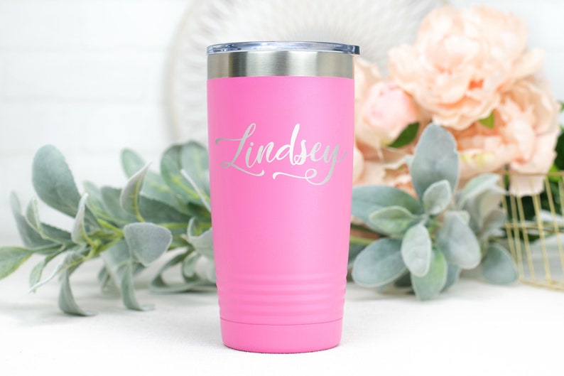 Puede incluir: Un vaso de acero inoxidable rosa con el nombre Lindsey grabado.
