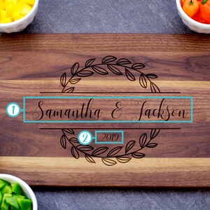 Puede incluir: Una tabla de cortar de madera con un acabado de veta de madera natural. La tabla est&aacute; grabada con un dise&ntilde;o de corona, los nombres "Samantha & Jackson" y el a&ntilde;o "2019".