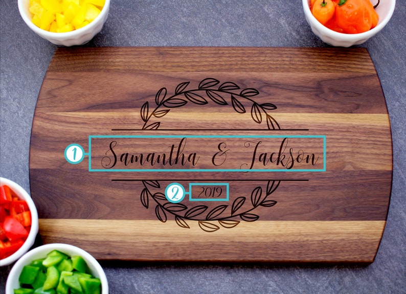 Puede incluir: Una tabla de cortar de madera con un acabado de veta de madera natural. La tabla est&aacute; grabada con un dise&ntilde;o de corona, los nombres "Samantha & Jackson" y el a&ntilde;o "2019".