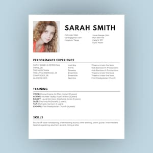 Op de afbeelding: Een cv met een foto van een jonge vrouw met blond haar. Het document bevat werkervaring, training en vaardigheden. Het cv is wit met zwarte tekst en de vrouw draagt een rode top.