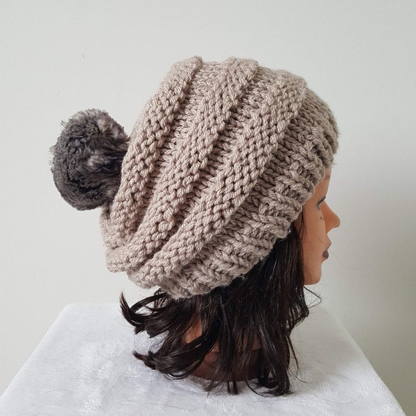 Bonnet femme, beige pompon fourrure, fille en laine tricoté main - chapeau - vêtements d'hiver -. tombant - Handmade knitwear - beanie