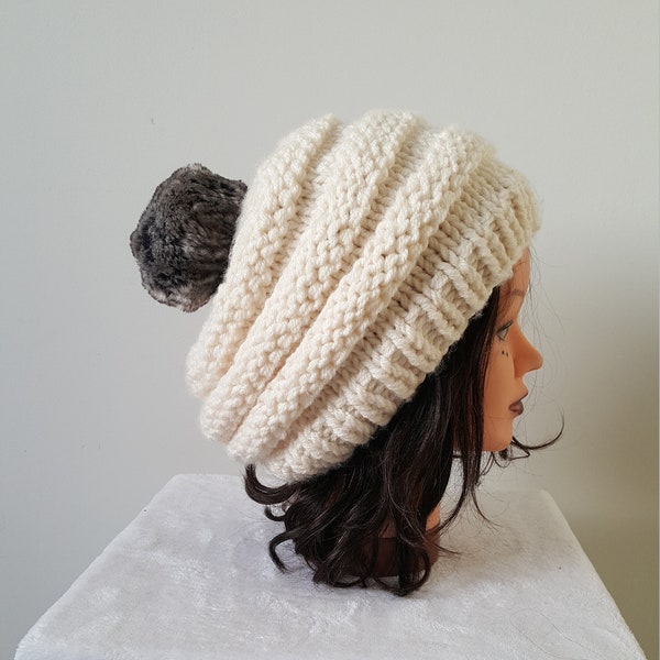 Bonnet femme, pompon fourrure, fille en laine tricoté main - chapeau - vêtements d'hiver -. Bonnet tombant - Handmade knitwear - beanie