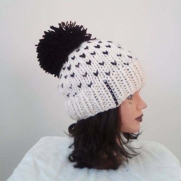 Bonnet femme, fille en laine tricoté main -  chapeau - vêtements d'hiver  - Gros pompon et strass de Swarovski - Handmade knitwear - beanie