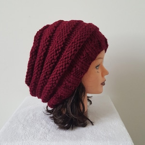 Long bonnet en laine à gros pompon tombant, très chaud et doux, rouge