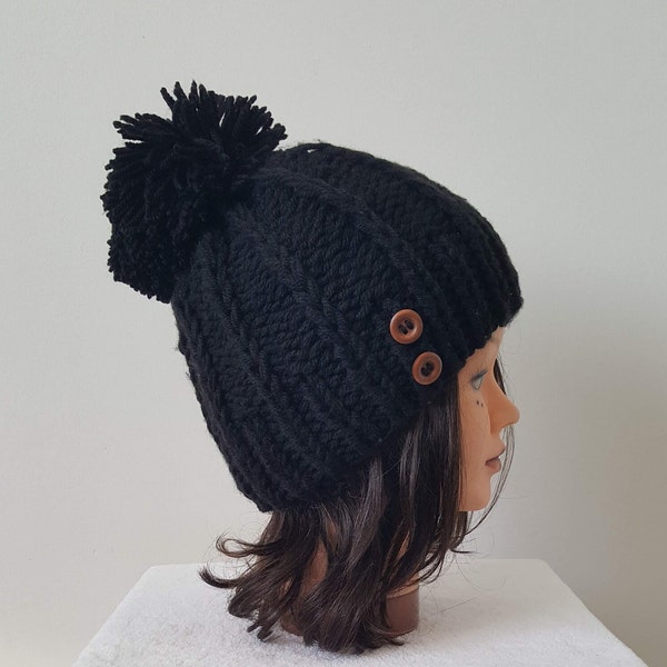 Bonnet femme, adolescente en laine tricoté main -  chapeau - vêtements d'hiver  - Gros pompon et bouton en bois - Handmade knitwear - beanie