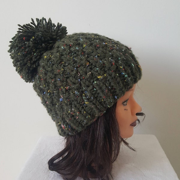 Bonnet femme, pompon, fille en laine tricoté main - chapeau - vêtements d'hiver -. Bonnet couleur vert- Handmade knitwear - beanie