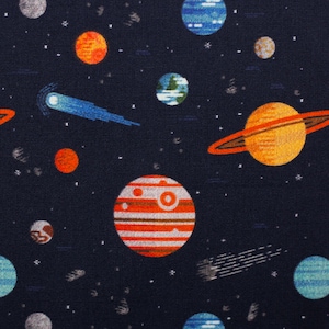 Könnte beinhalten: Ein dunkelblauer Stoff mit einem sich wiederholenden Muster aus Planeten und Kometen. Die Planeten sind in verschiedenen Farben, darunter Orange, Rot, Blau und Gelb. Die Kometen sind weiß mit blauen Schweifen.