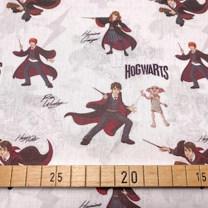 Könnte beinhalten: Weißer Stoff mit einem sich wiederholenden Muster von Harry-Potter-Charakteren, darunter Harry Potter, Ron Weasley, Hermine Granger und Dobby. Der Stoff enthält auch die Wörter "Hogwarts" und die Namen der Charaktere.