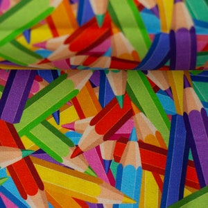 Könnte beinhalten: Ein farbenfroher Stoff mit einem Muster aus Bleistiften in verschiedenen Farben, darunter Rot, Blau, Grün, Gelb und Lila. Die Bleistifte sind in einem zufälligen Muster angeordnet, was ein geschäftiges und lebendiges Design ergibt.
