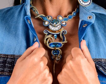 Naszyjnik z niebieskim kamieniem szlachetnym – naszyjnik w stylu boho, biżuteria rzemieślnicza, naszyjnik z wyrazistym wzorem, unikatowy prezent w postaci biżuterii, naszyjnik w stylu boho w kolorze niebieskim