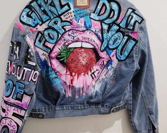 Kurtka dżinsowa z ręcznie malowanym graffiti – sztuka streetwearu z lat 90.