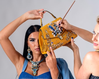 Luksusowa, ręcznie malowana skórzana torba – Baroque Chess Couture Statement