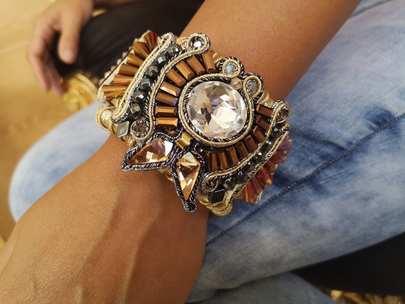 Bracelet en or Soutache fabriqué à la main avec des cristaux Swarovski étincelants. Bijoux de déclaration Boho Chic uniques pour les mariages et les occasions spéciales image 3
