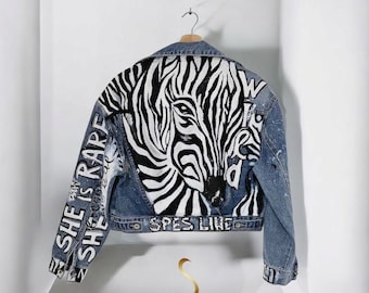 Malowana ręcznie kurtka dżinsowa w zebrę | Pop Art, odważna moda