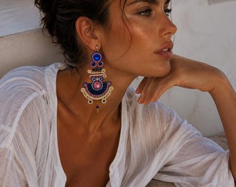 Luksusowe kolczyki sutaszowe w kolorze niebieskim i różowego złota w stylu boho editorial