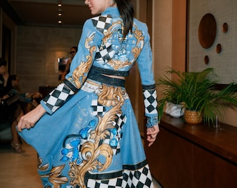 Spódnica z dżinsu malowana ręcznie – szachy i barokowy design, wyjątkowy element haute couture