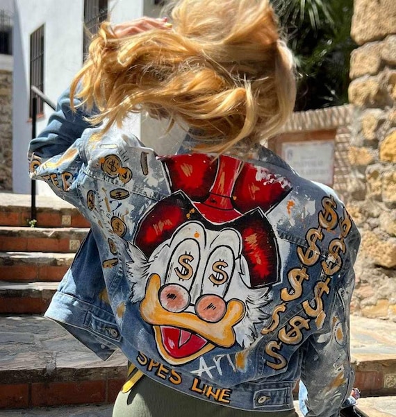 Giacca in denim dipinta a mano: streetwear unico in stile pop art