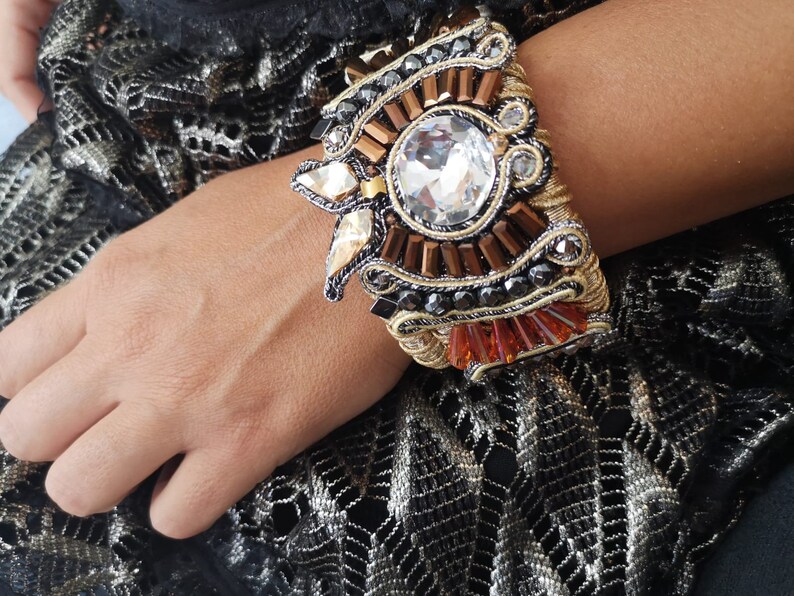 Bracelet en or Soutache fabriqué à la main avec des cristaux Swarovski étincelants. Bijoux de déclaration Boho Chic uniques pour les mariages et les occasions spéciales image 2