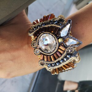 Bracelet en or Soutache fabriqué à la main avec des cristaux Swarovski étincelants. Bijoux de déclaration Boho Chic uniques pour les mariages et les occasions spéciales image 1