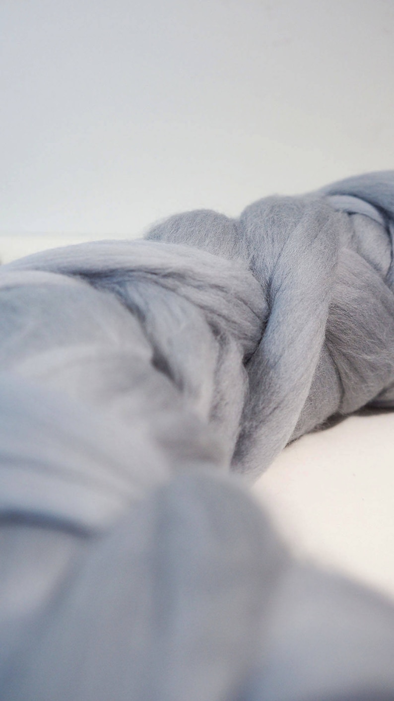 Wolf Color 100g Extra Fine Merino Wool Tops Roving Grey Color for Wet Felting Nuno Felting Spinning