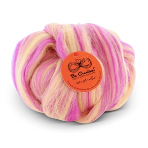Puede incluir: Una bola de vellón de lana rosa, amarilla y blanca. La lana está dispuesta en rayas. Una etiqueta está unida a la lana que dice "Be Creative! Craft Supplies Store - let's get crafty? Everything for Felting, Spinning, Knitting and more."