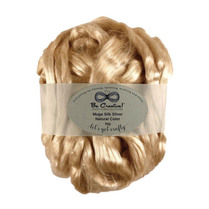 K&ouml;nnte beinhalten: Ein 50 Gramm Kn&auml;uel aus naturfarbenem Muga-Seiden-Sliver. Das Kn&auml;uel ist in einer durchsichtigen Plastikt&uuml;te verpackt mit einem Etikett, auf dem steht "Be Creative! Craft Supplies Store Muga Silk Sliver Natural Color 50g let's get crafty".
